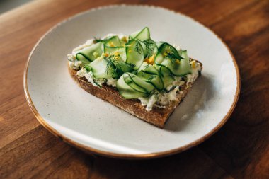 Tabakta servis edilen salatalıklı sandviç.