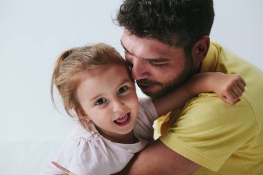 Baba ve kızı yatağa oynama