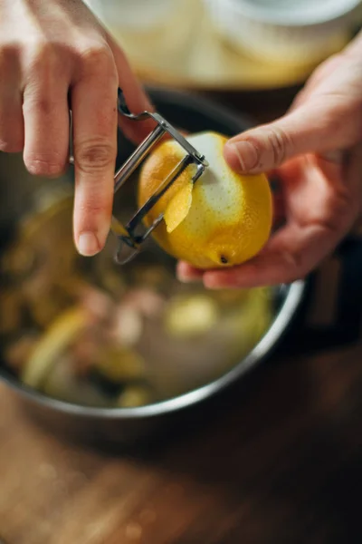 Chef Pelando Limón Una Olla — Foto de Stock