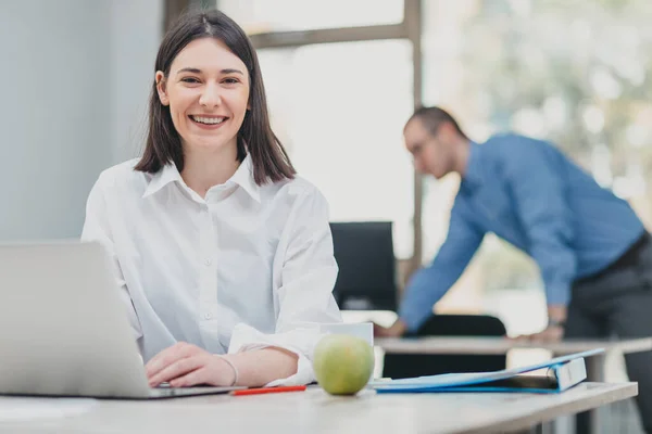 Jeune Femme Travaillant Bureau — Photo