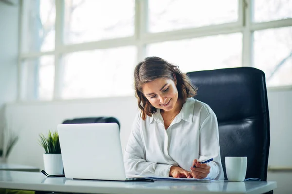 Jeune Femme Travaillant Dans Bureau — Photo