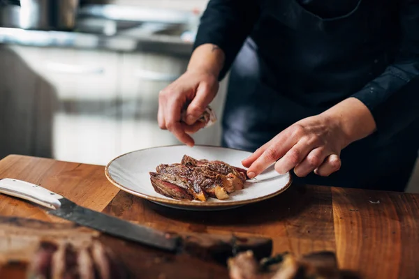 Female Chef Serving Ribeye Steak Cleaning Plate — Stock Photo, Image