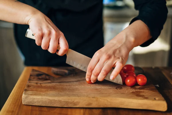 Chef Picando Tomates Cherry Con Cuchillo Una Tabla Madera — Foto de Stock