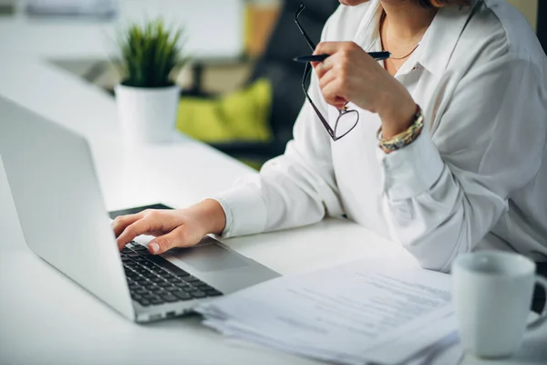 Jeune Femme Travaillant Dans Bureau — Photo