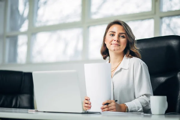 Wanita Muda Yang Bekerja Kantor — Stok Foto