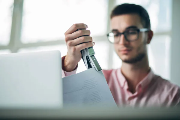 Jovem Trabalhando Projeto Escritório — Fotografia de Stock