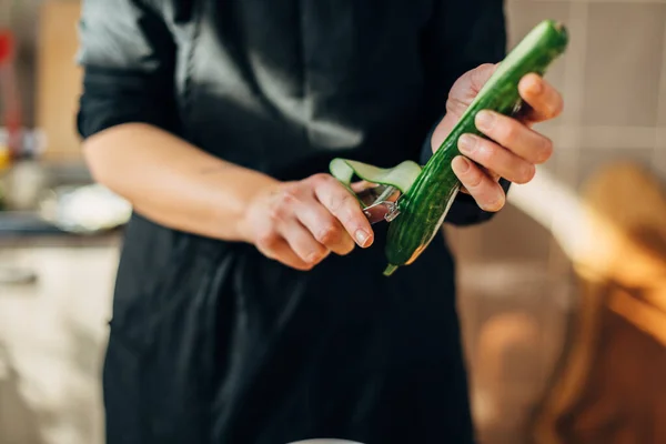 Female Chef Peeling Skin Cucumber — Stock Photo, Image