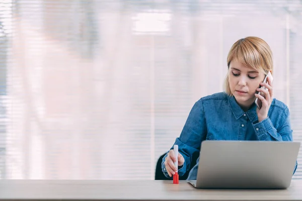 Jeune Femme Travaillant Bureau — Photo