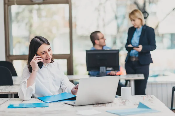 Praktikant Büro Der Einem Projekt Arbeitet — Stockfoto