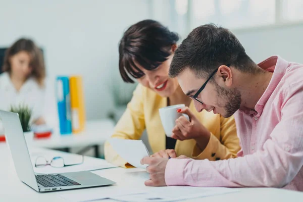 Colegas Que Trabajan Oficina Frente Computadora — Foto de Stock