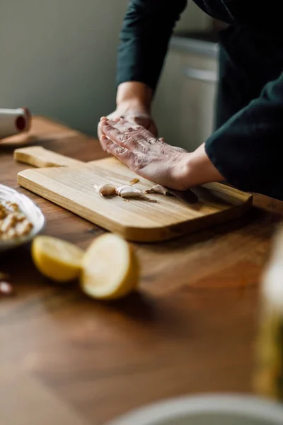 Chef Triturando Ajo Con Cuchillo Una Tabla Madera — Foto de Stock