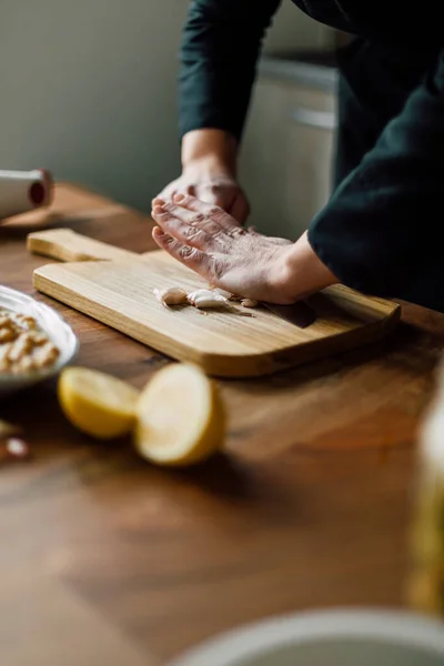 Chef Triturando Ajo Con Cuchillo Una Tabla Madera — Foto de Stock