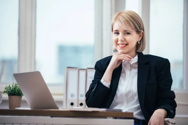 Jeune Femme Travaillant Dans Bureau — Photo