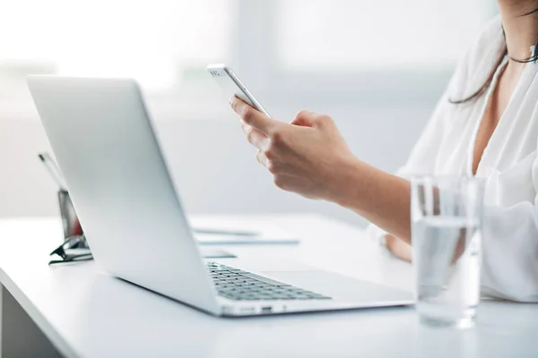 Çağrı merkezinde telefonla mesajlaşan bir kadının ayrıntıları