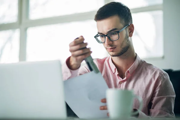 Jovem Trabalhando Projeto Escritório — Fotografia de Stock