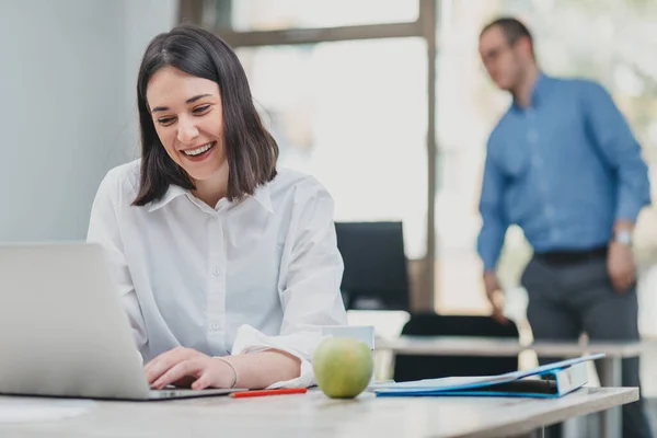 Mujer Joven Trabajando Oficina — Foto de Stock