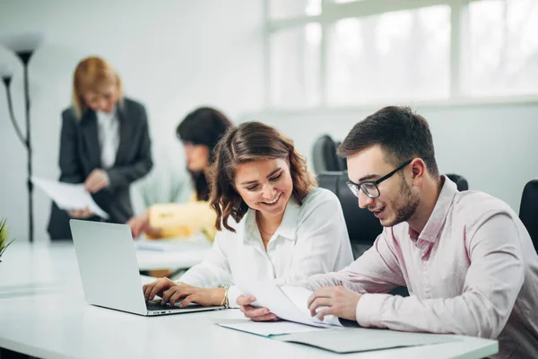 Equipo Negocios Trabajando Proyecto Oficina — Foto de Stock