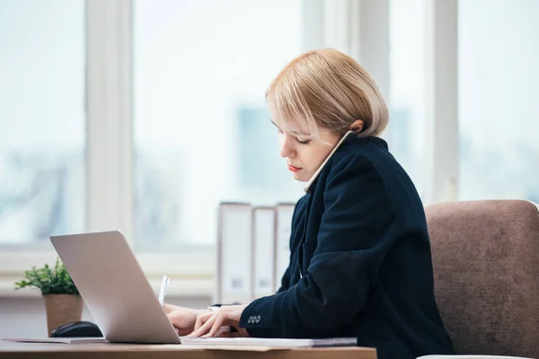 Jeune Femme Travaillant Dans Bureau — Photo