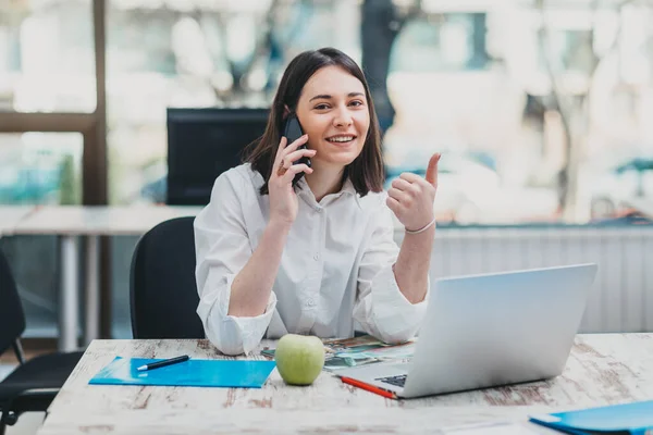 Praktikant Büro Der Einem Projekt Arbeitet — Stockfoto