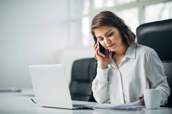 Junge Frau Arbeitet Büro Und Telefoniert Mit Dem Handy — Stockfoto