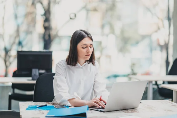 Praktikant Büro Der Einem Projekt Arbeitet — Stockfoto