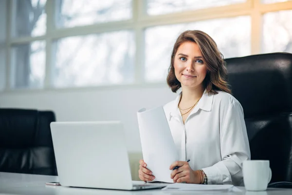 Jeune Femme Travaillant Dans Bureau — Photo