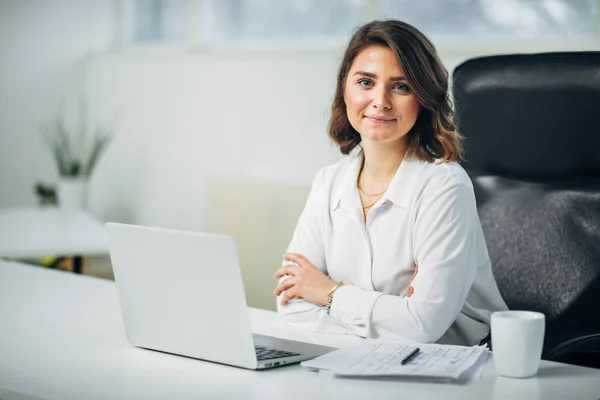 Jeune Femme Travaillant Dans Bureau — Photo