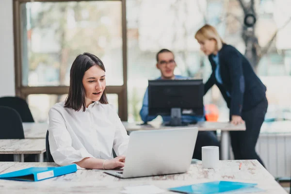 Praktikant Büro Der Einem Projekt Arbeitet — Stockfoto