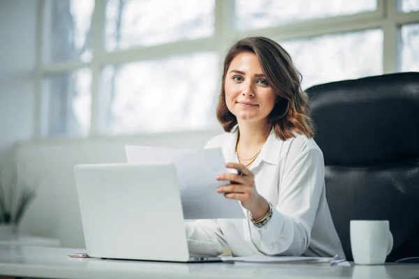 Junge Frau Arbeitet Büro — Stockfoto