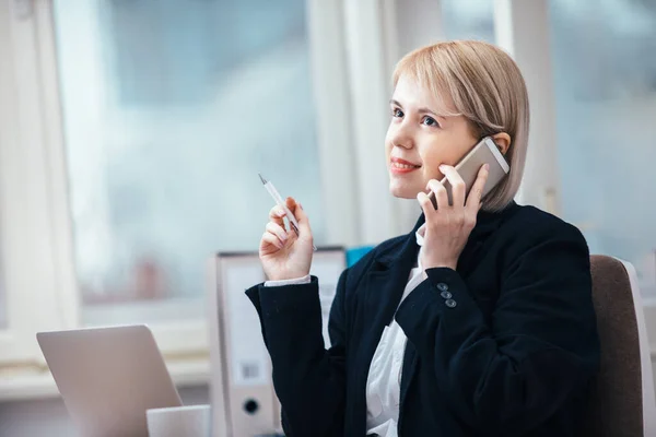 Ung Kvinna Pratar Mobiltelefon Sitt Kontor — Stockfoto