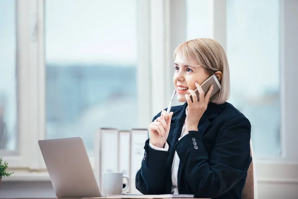 Giovane Donna Che Parla Cellulare Nel Suo Ufficio — Foto Stock