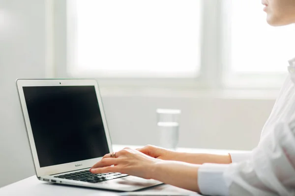 Szczegóły Woman Hands Wpisując Laptopie Tłem Biurowym — Zdjęcie stockowe