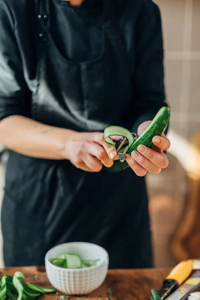 Female Chef Peeling Skin Cucumber — Stock Photo, Image