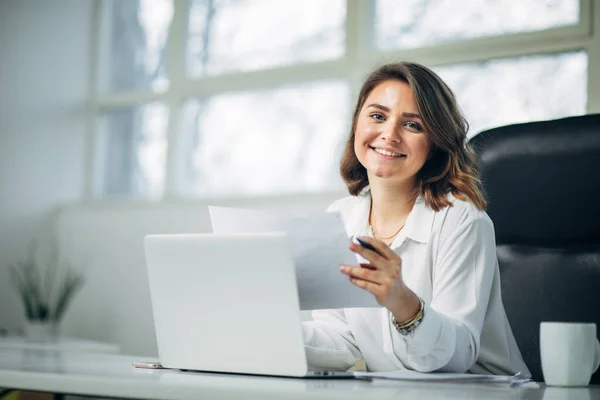 Junge Frau Arbeitet Büro — Stockfoto