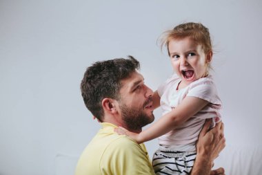 Baba ve kızı yatağa oynama