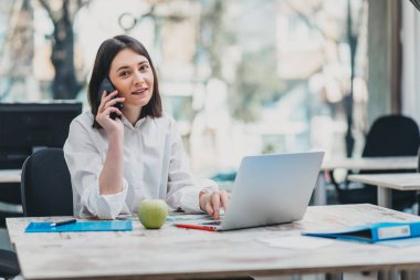 Ofiste bir proje üzerinde çalışan stajyer.