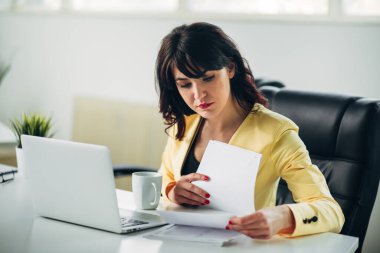 Genç bayan ofiste çalışıyor.