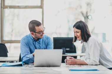 İki meslektaş ofiste proje ilerlemesini izliyor
