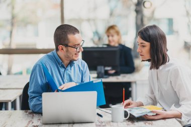 Ofisteki bir proje üzerinde çalışan meslektaşlar