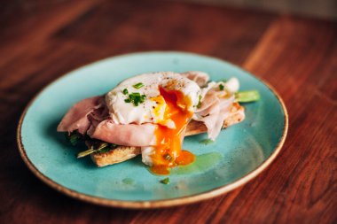 Jambonlu ve pırasalı Benedict yumurtası.