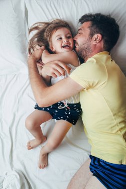 Baba ve kızı yatağa oynama