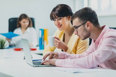 Ofiste bilgisayarın önünde çalışan meslektaşlar