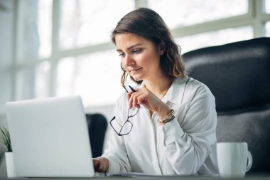 Genç bayan ofiste çalışıyor.