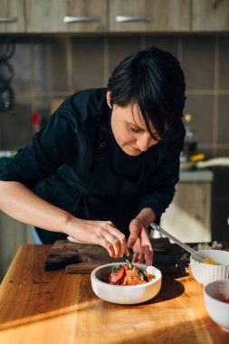 Şef mutfakta Akdeniz salatası pişiriyor.