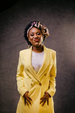 Stüdyoda poz veren güzel Jamaikalı kız.