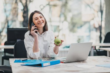Ofiste bir proje üzerinde çalışan stajyer.
