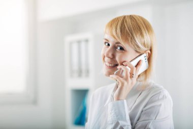 Gülümseyen Operatör Kadın Çağrı Merkezi 'nde iletişim kuruyor