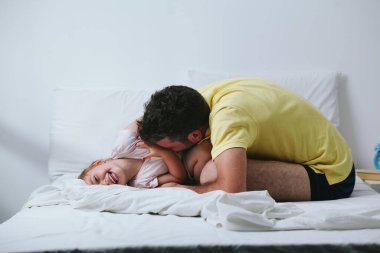 Baba ve kızı yatağa oynama