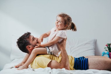 Baba ve kızı yatağa oynama