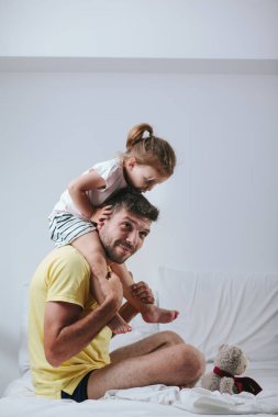 Baba ve kızı yatağa oynama